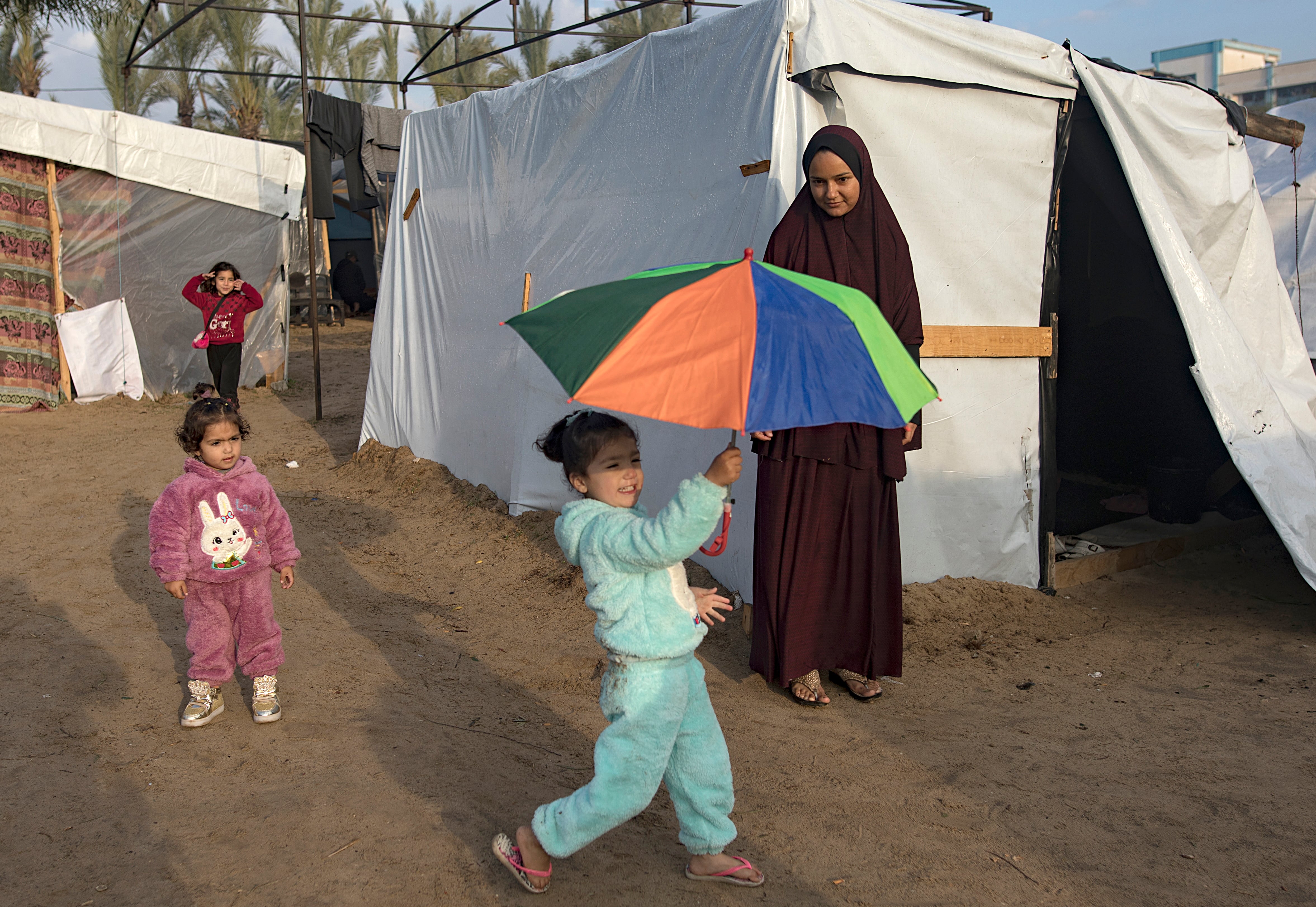 Niños desplazados cerca del Hospital Nasser, en Khan Yunis (sur de Gaza), este martes.