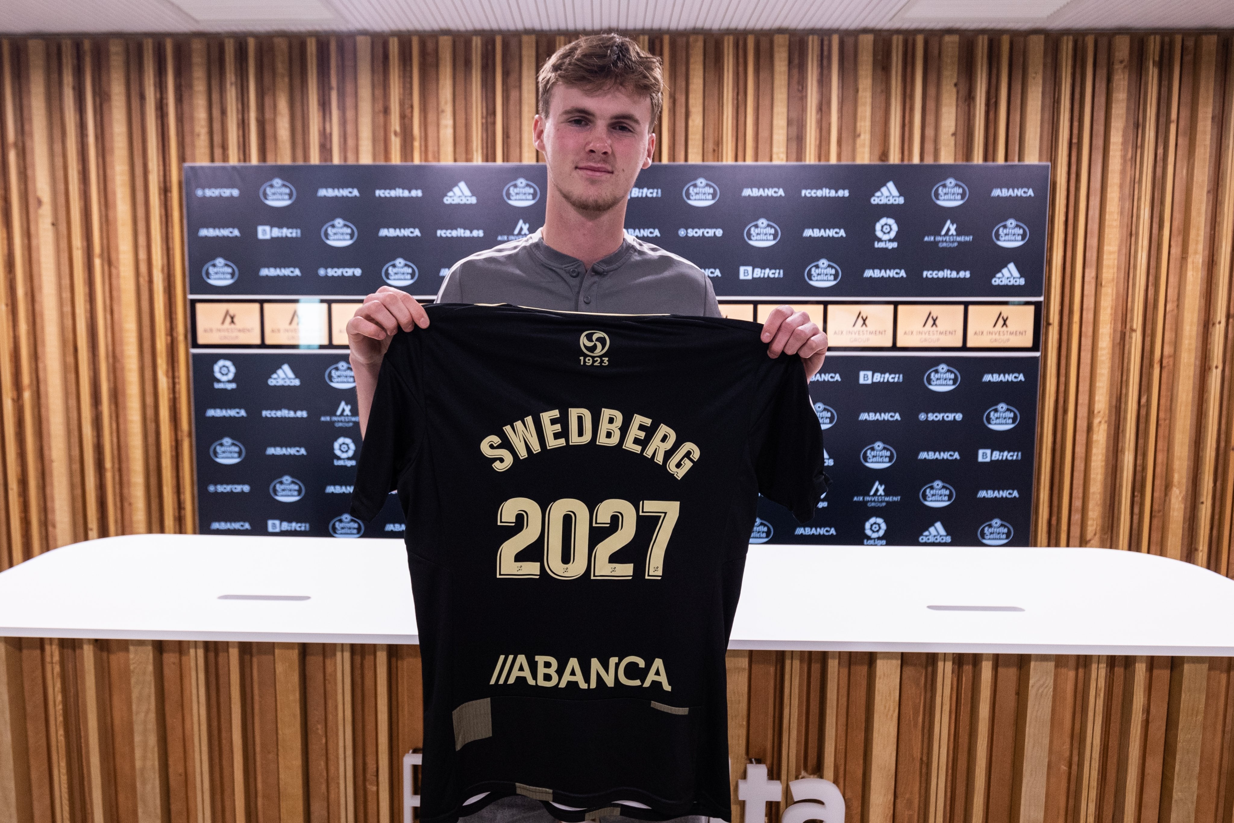 Williot Swedberg posa con la camiseta del Celta