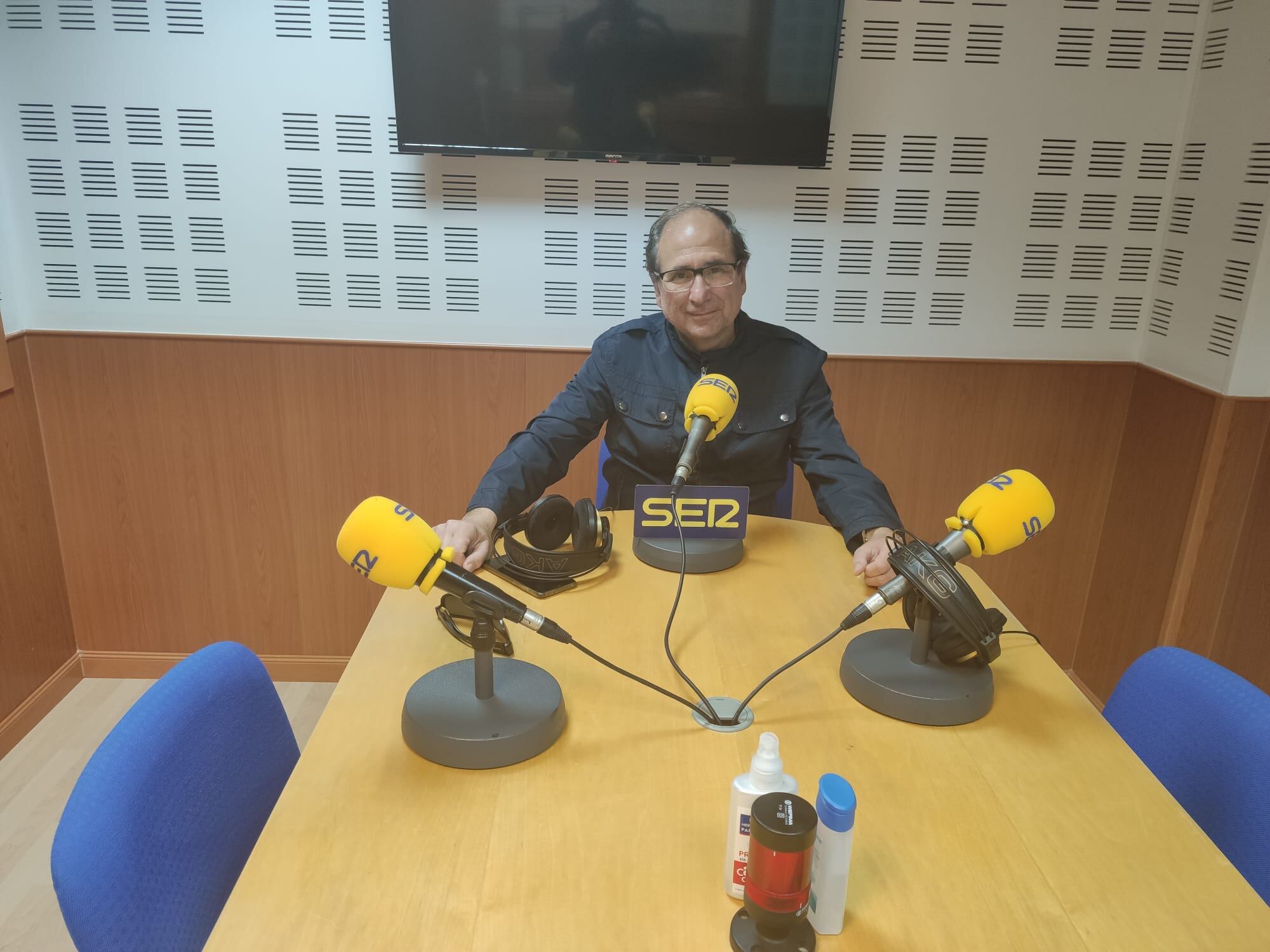 Miembros de la Asociación LorcaBiciudad miden desde Enero las partículas PM2,5 en tiempo real mientras pedalean o caminan por las calles de la ciudad. Manuel Martín, presidente del colectivo en los estudios de Radio Lorca SER