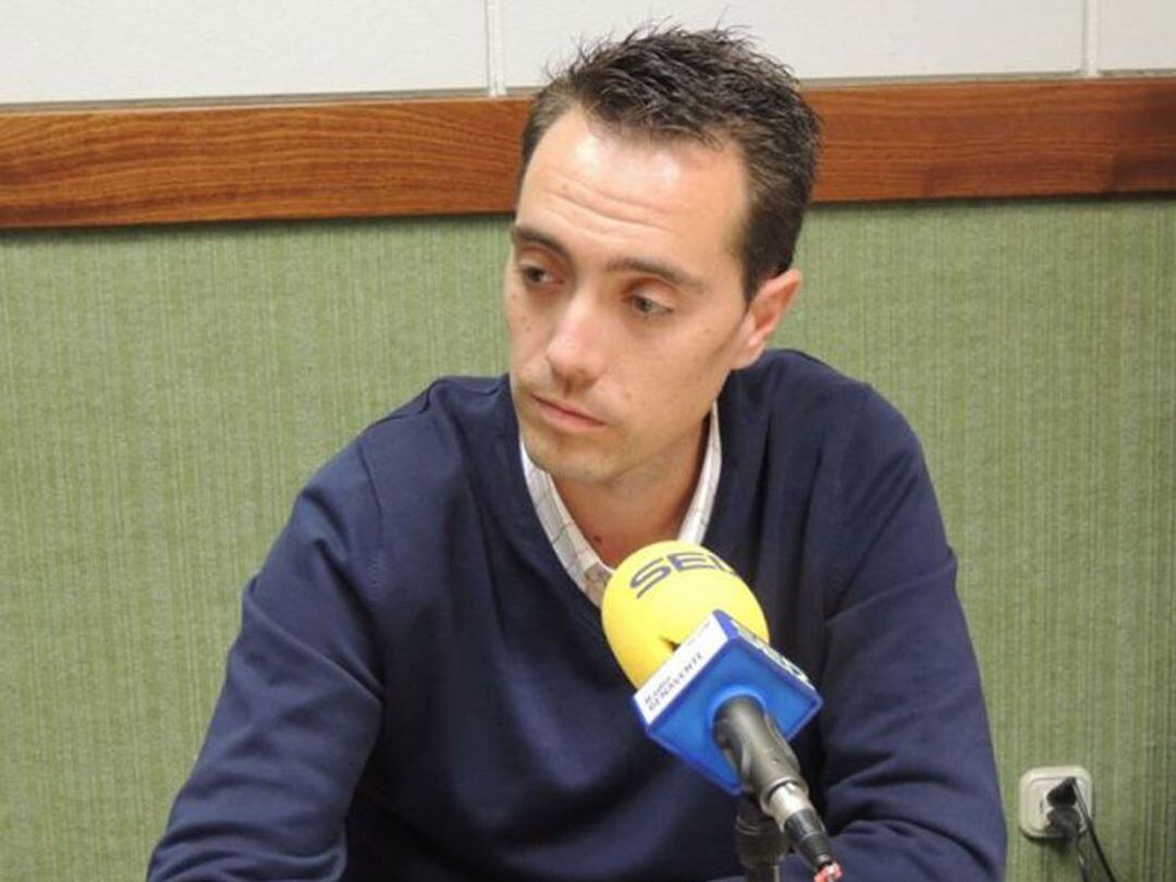 Luciano Huerga  en los estudios de Radio Benavente