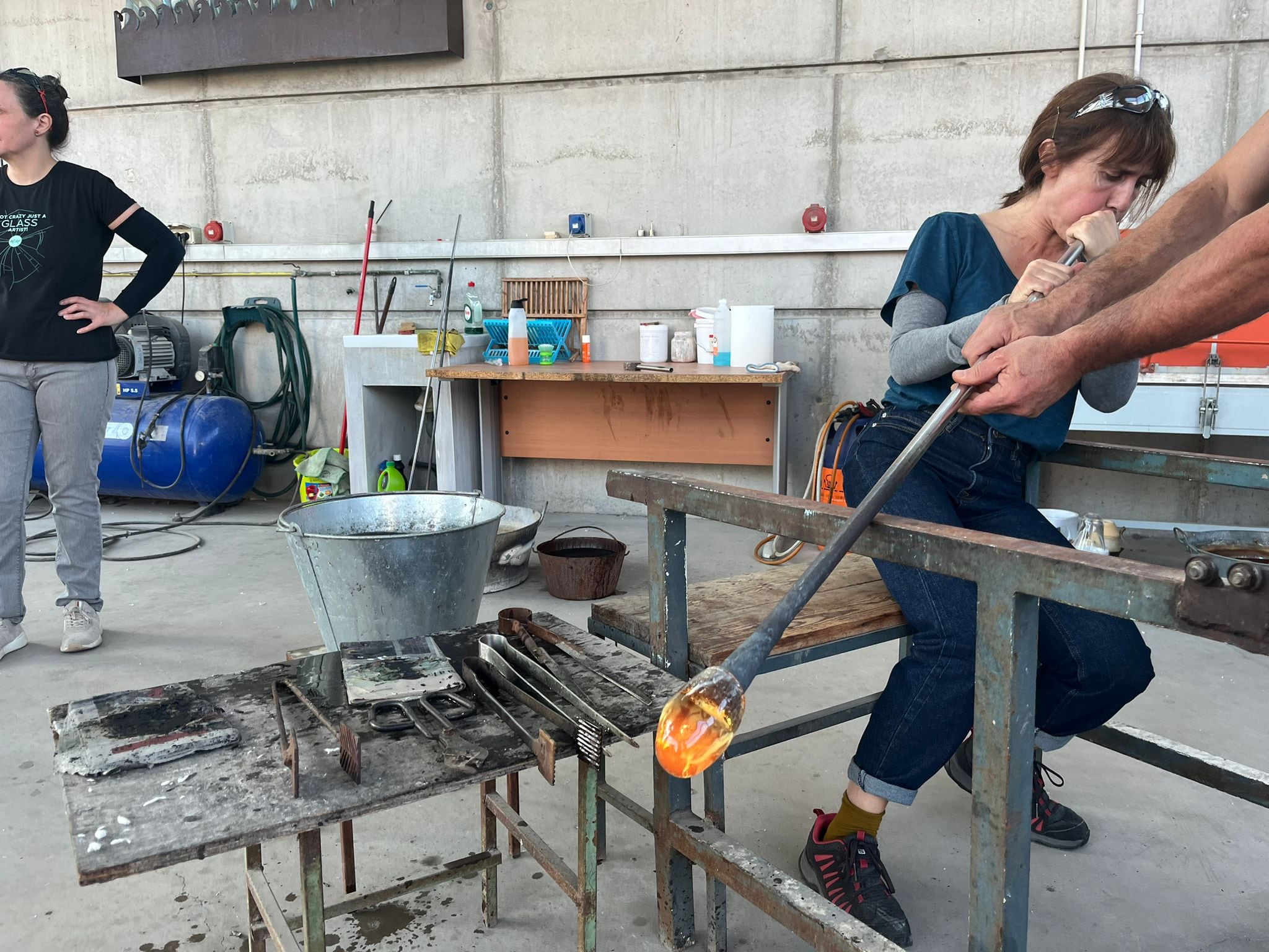 El Museo del Vidrio acoge un curso con jóvenes creadores de la Región para mantener viva una técnica única que exige precisión, paciencia y pasión