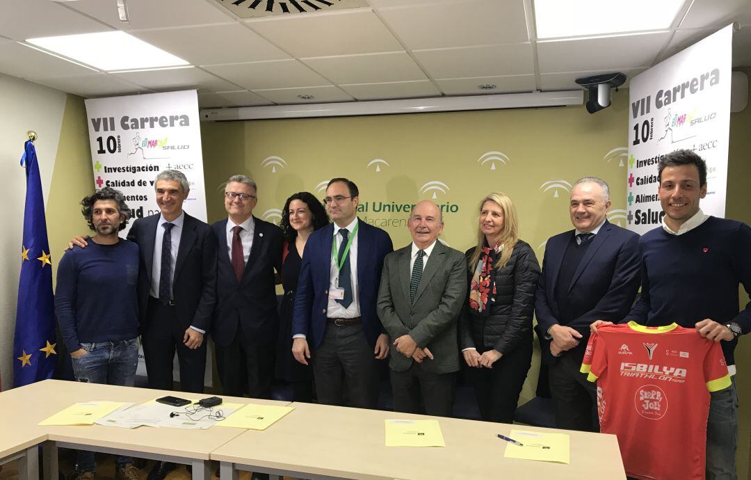 Imagen de los asistentes a la presentación de la VII Carrera Popular entre los hospitales sevillanos Virgen Macarena y Virgen del Rocío