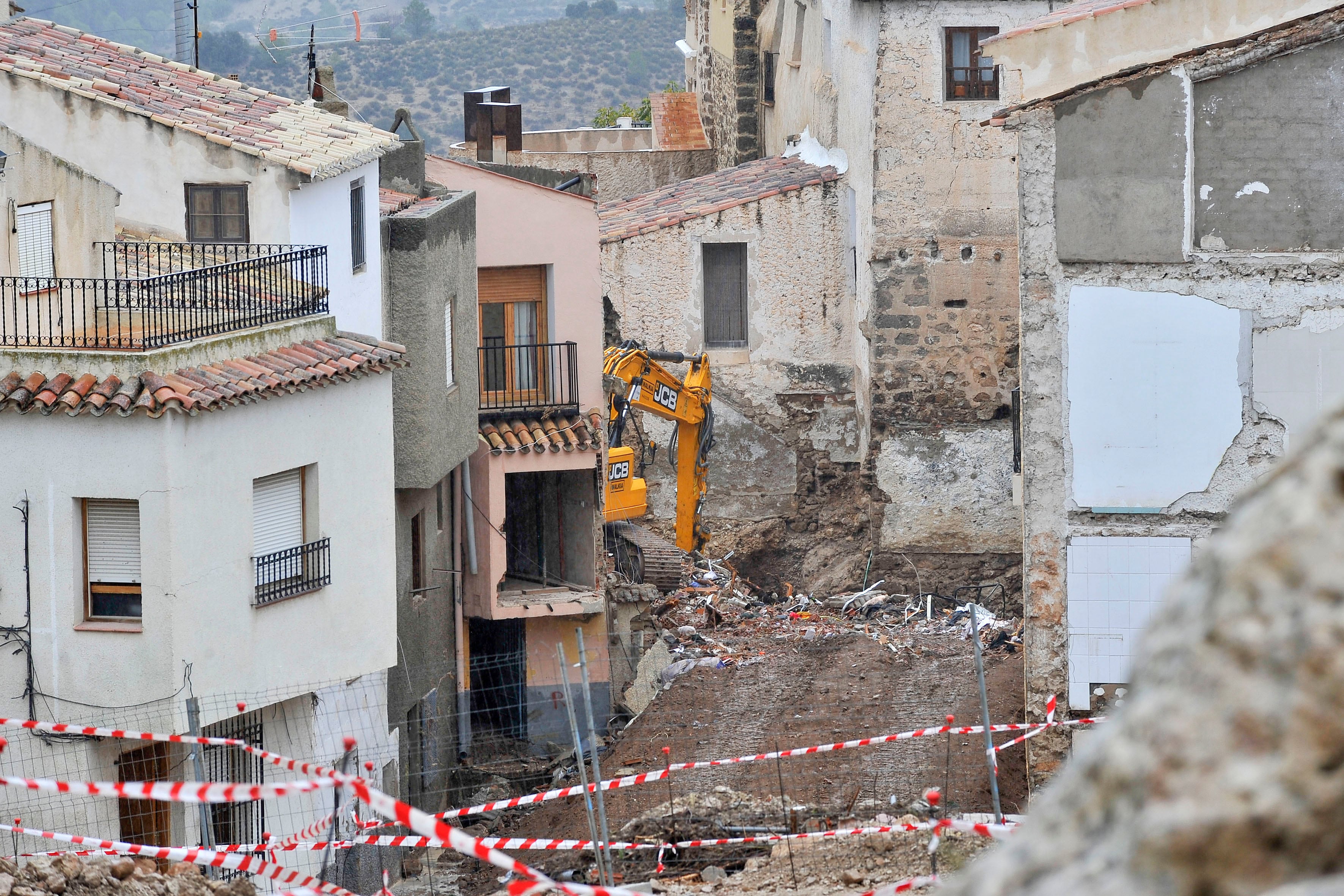 LETUR (ALBACETE, CASTILLA LA MANCHA), 13/11/2024.- Fotografía de una demolición este miércoles, en una zona afectada por la Dana en Letur (Albacete). Dos semanas después de la riada del arroyo que dejó seis muertos en Letur, esta localidad de la Sierra del Segura trata de retomar la normalidad, mientras las máquinas siguen trabajando en su centro urbano, en labores de derribo y desescombro. EFE/ Manu
