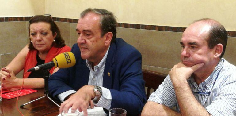 José Fernández, ante el micrófono de Radio Sevilla (SER), en la rueda de prensa de presentación de su candidatura, a la postre ganadora en el cabildo de elecciones de San Gonzalo