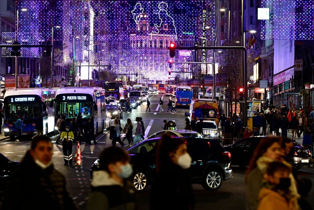 La Gran Vía madrileña iluminada con motivos navideños