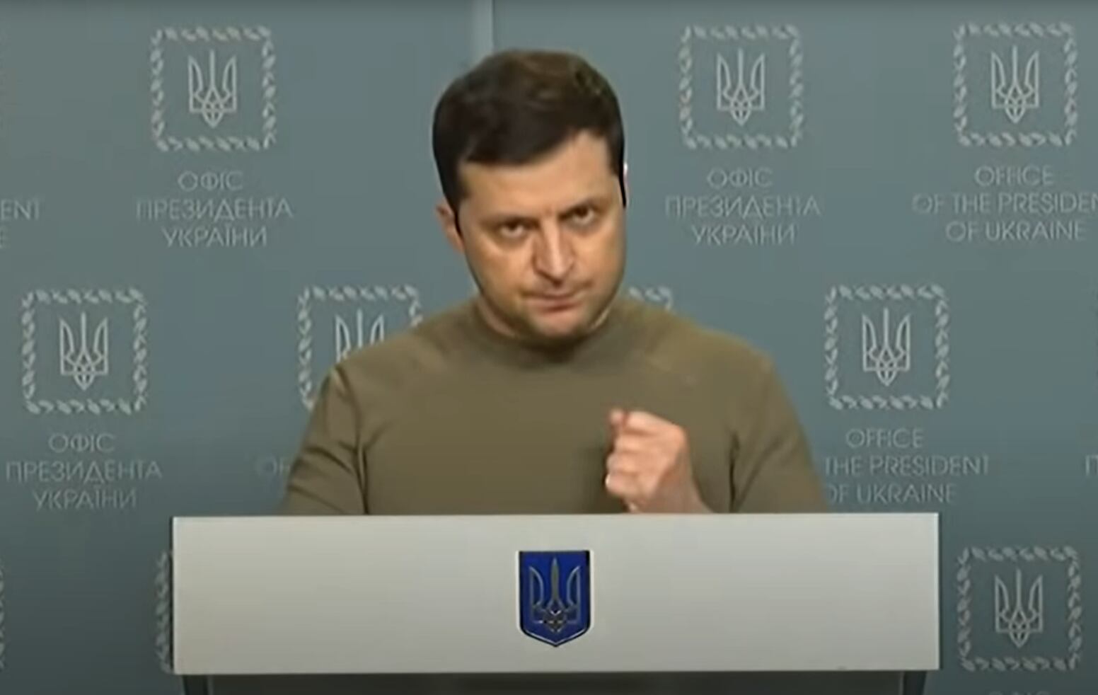 Zelenski dirigiéndose a la nación.