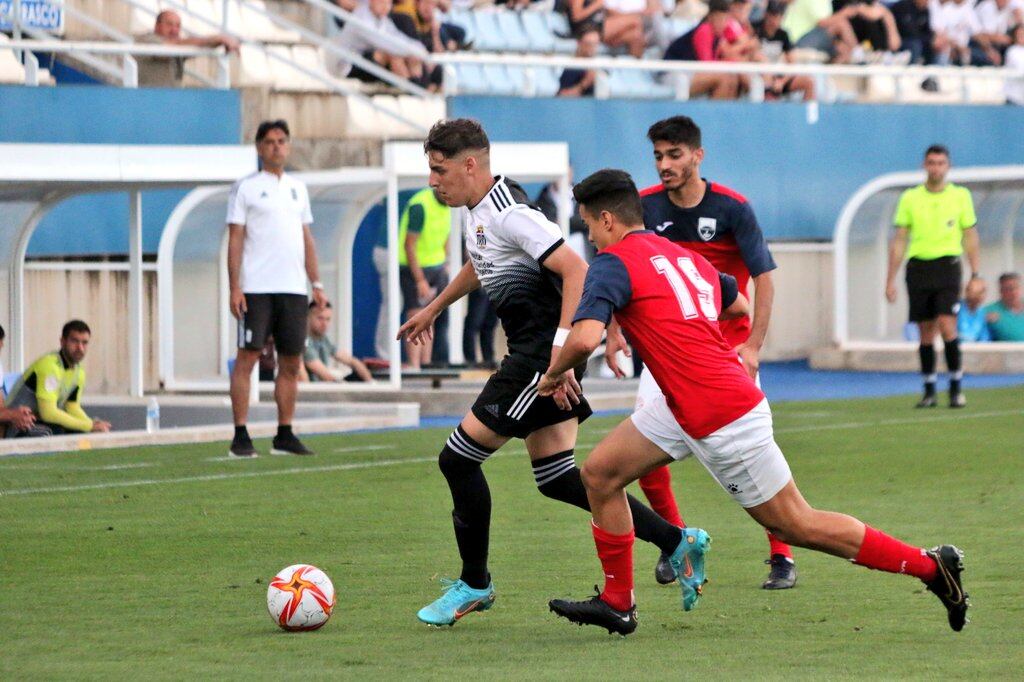 Neskes controla el balón durante la final regional ante el Racing Murcia