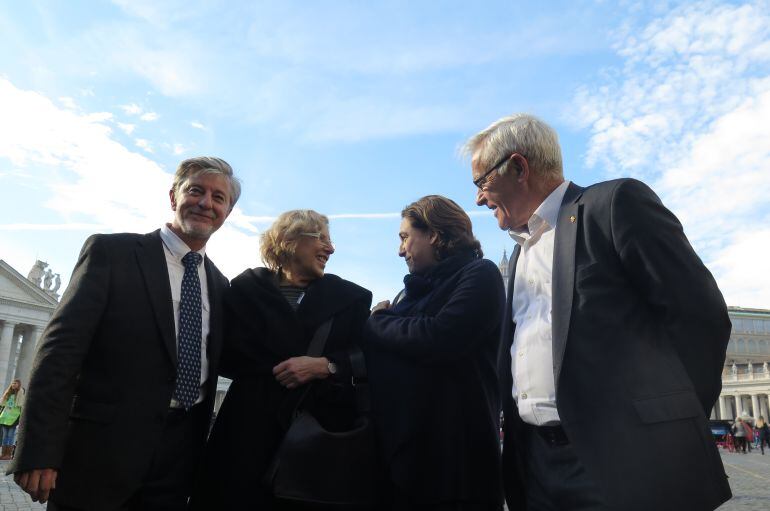 Santisteve junto a Manuela Carmena, Ada Colau y Joan Ribó, en el Vaticano 