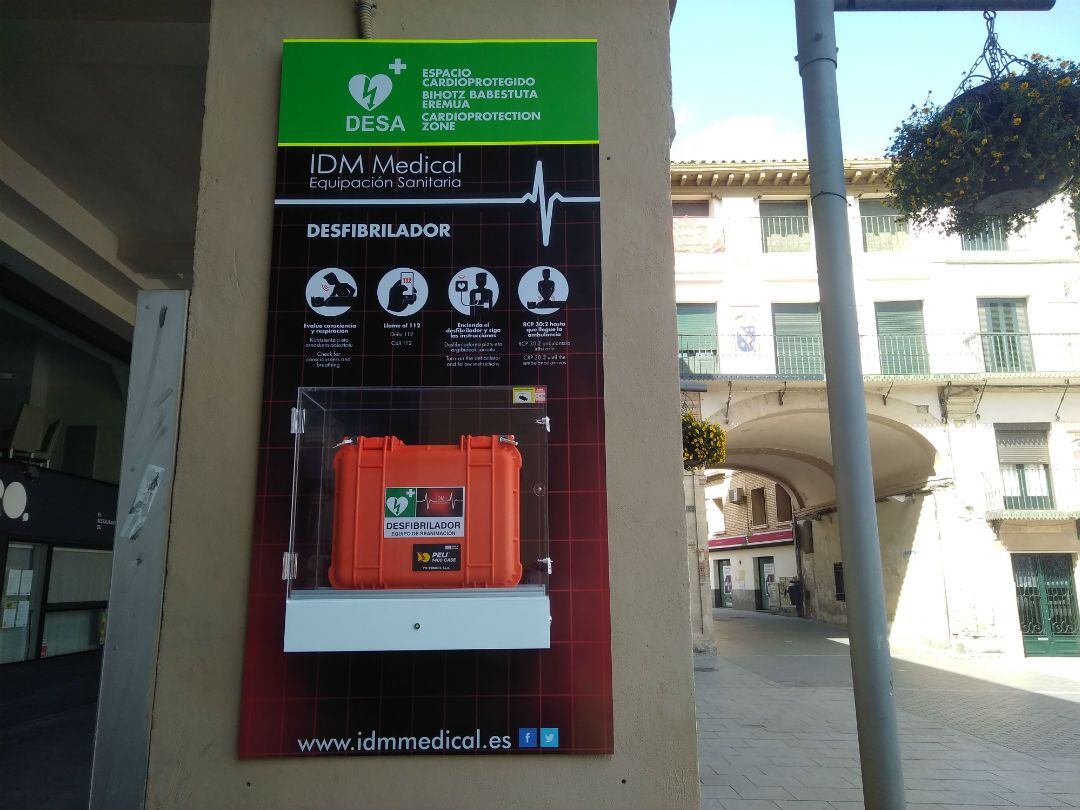 Último de los desfibriladores que se instalaron en Tudela, en la Plaza de los Fueros