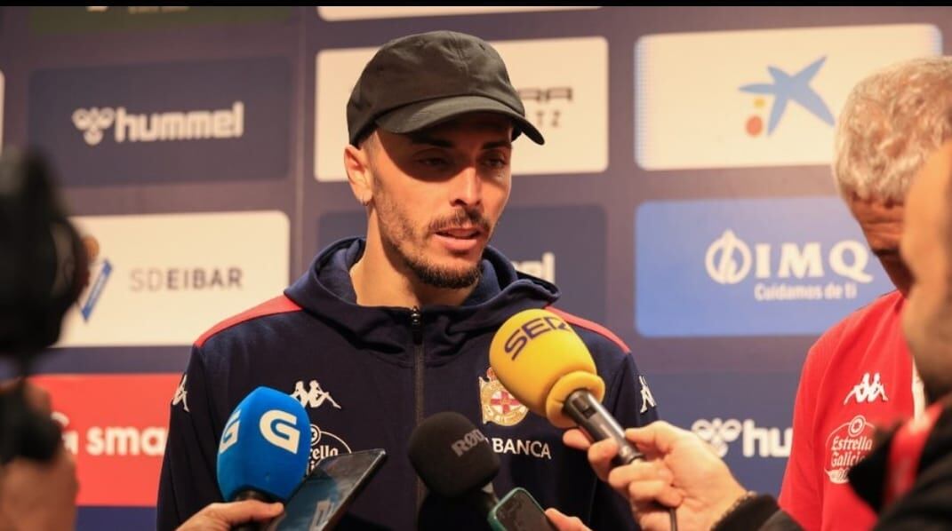 Ximo Navarro atiende a la prensa tras ganar en Eibar.