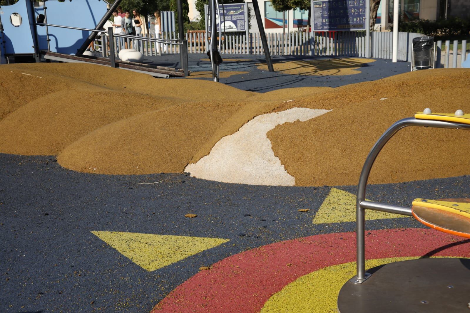 Desperfectos en el suelo del parque infantil El Avión de Getafe.