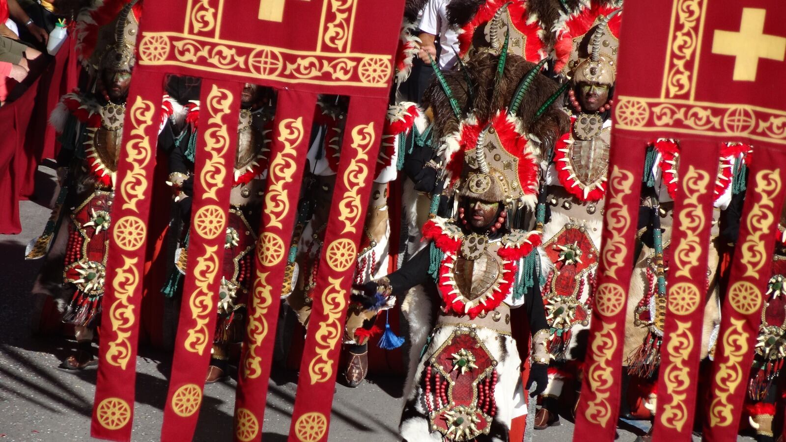 El Cabo de una de las Escuadras, se abre paso en el desfile