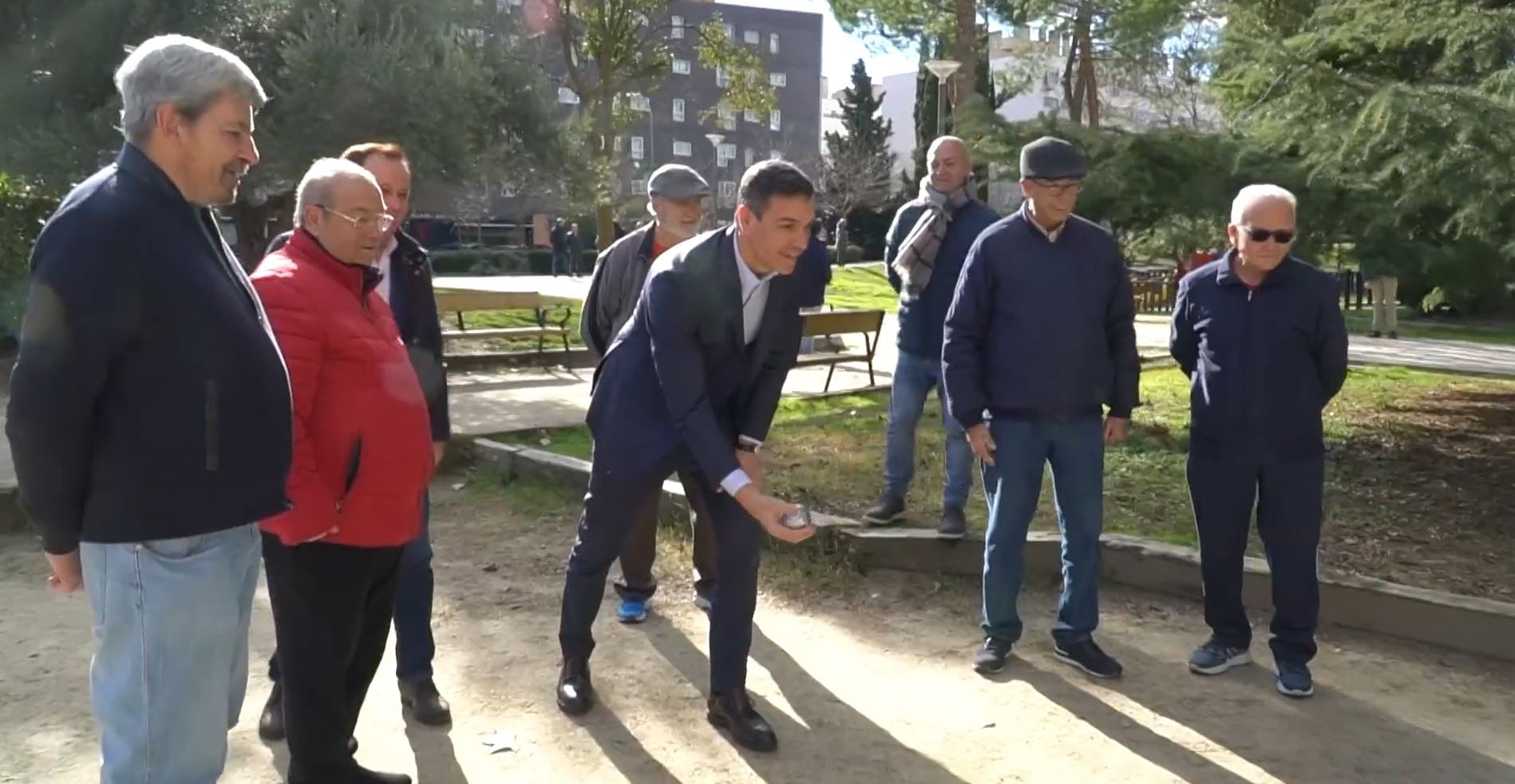 El presidente del Gobierno, Pedro Sánchez, visita a un grupo de jubilados en Coslada y juega con ellos a la petanca.