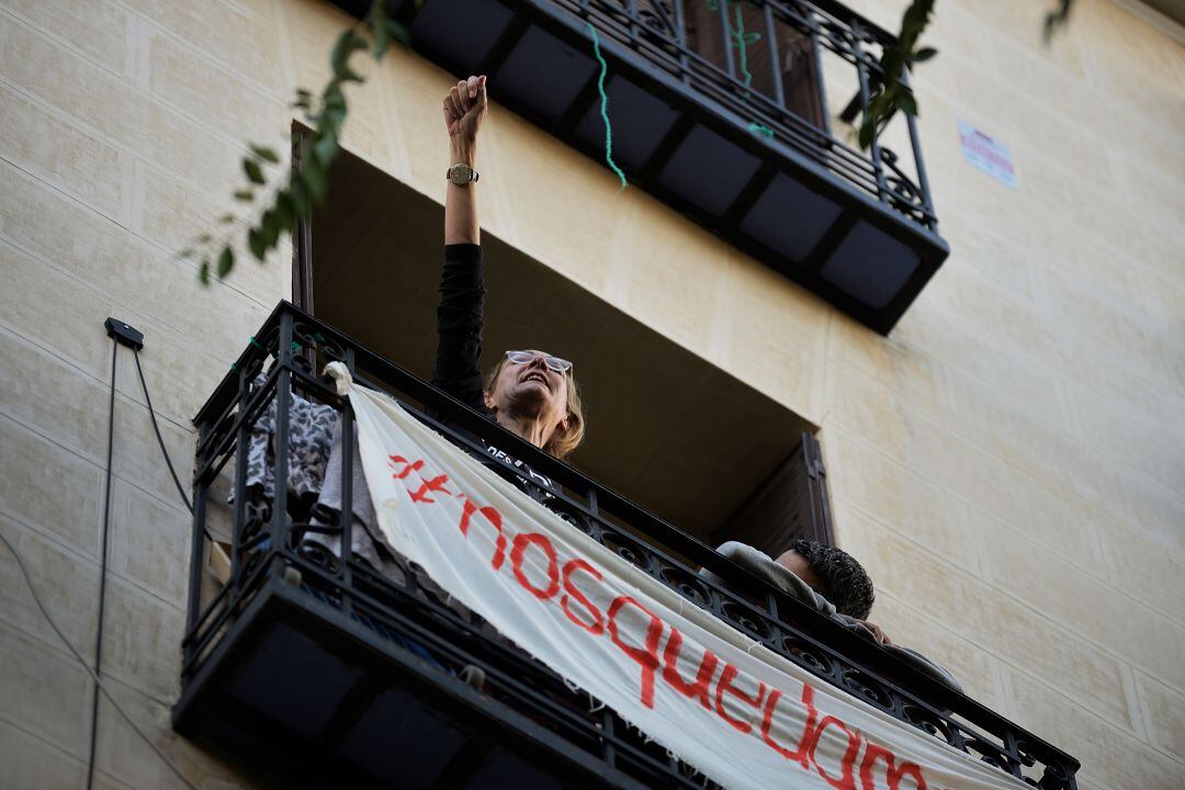 Vecinos y activistas paran un desahucio en Lavapiés