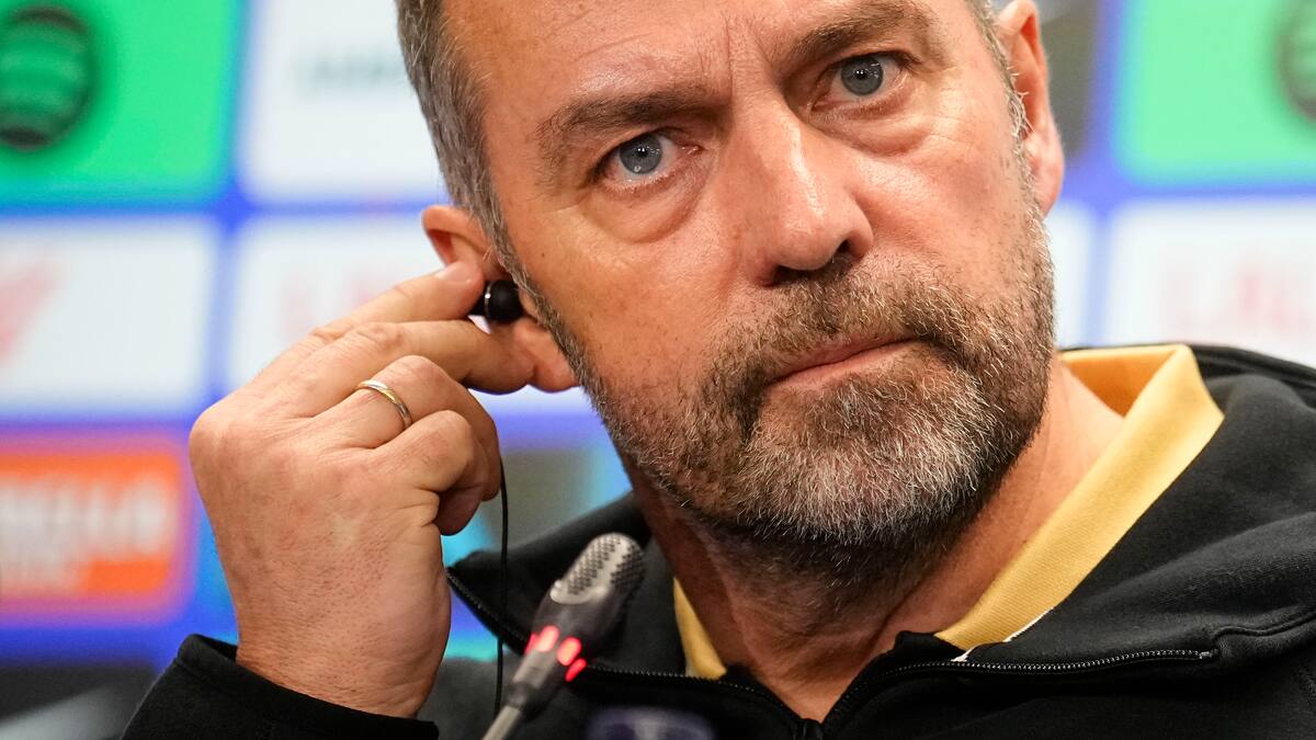 Flick defiende a los árbitros: "Hay que pensar en las familias. Todos cometemos errores"