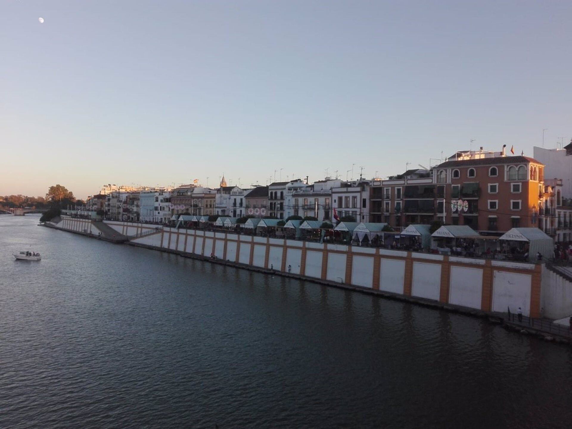 Vista panorámica de las casetas de la Velá de Santa Ana, desde el Puente de Triana, en una imagen de archivo/ Ayuntamiento de Sevilla