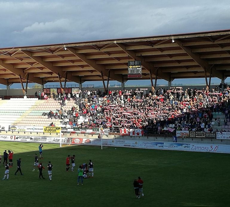 Los jugadores del Tordesillas, desolados, ante sus aficionados