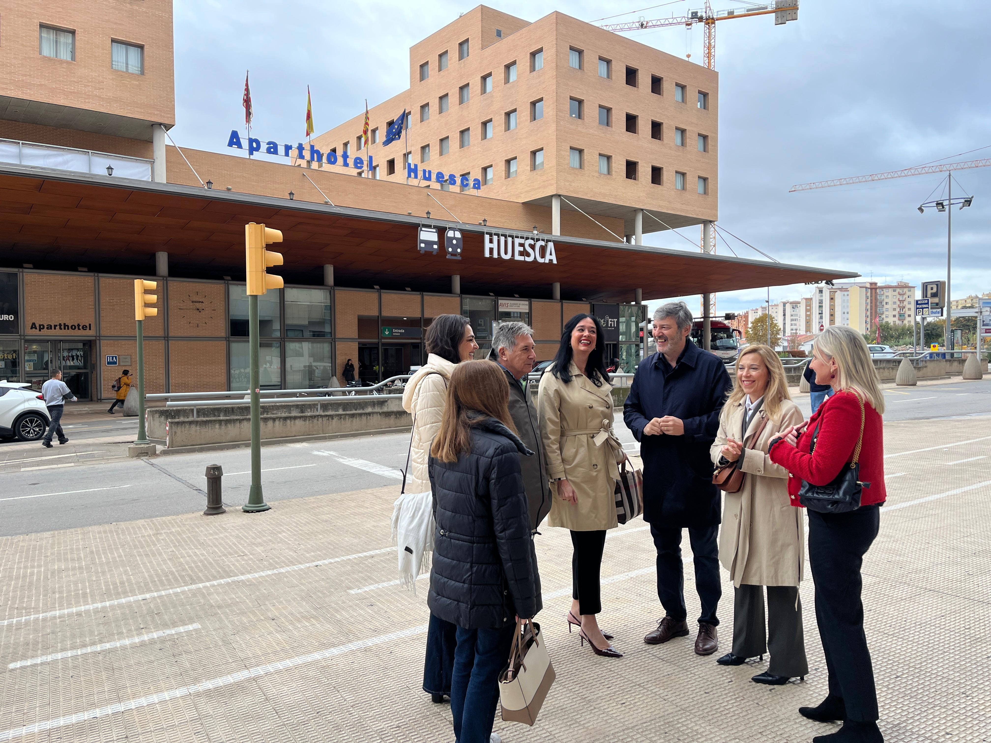 Representantes del PP frente a la estación intermodal de Huesca