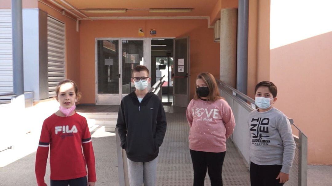 Algunos de los escolares de Vegas del Genil que han participado en el vídeo 