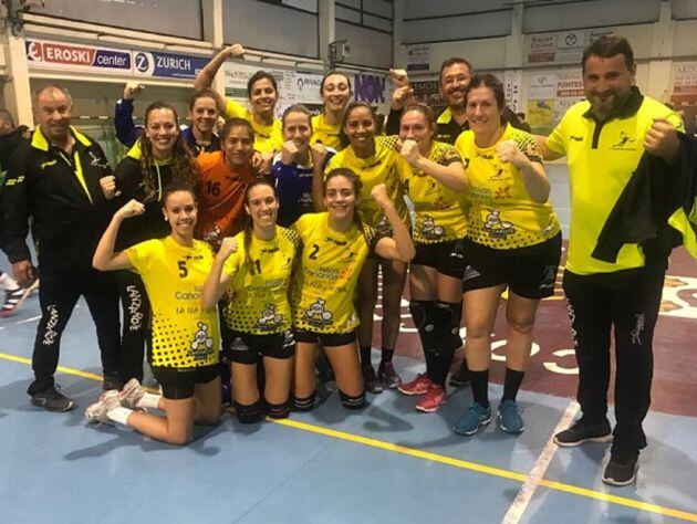 Las jugadoras del Puerto del Carmen celebrando la última victoria.