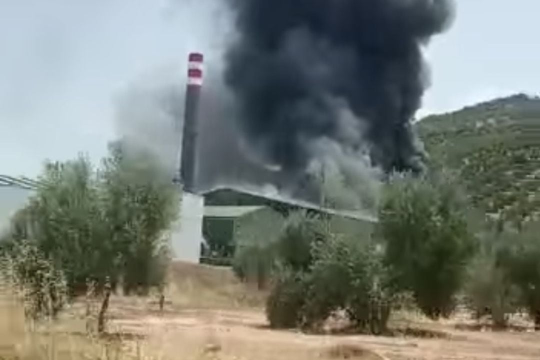 Incendio en la orujera de Navas de San Juan.