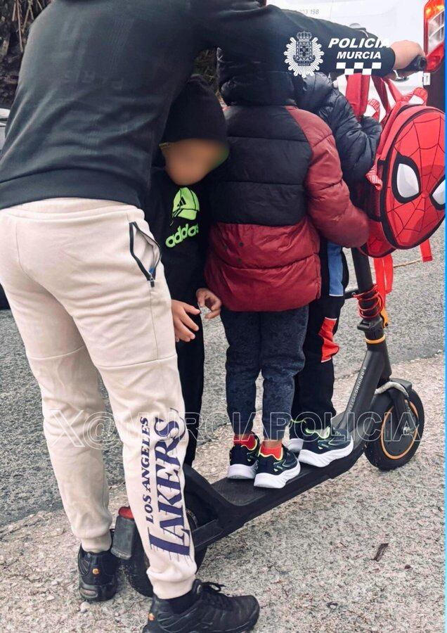 La Policía Local de Murcia denuncia a un hombre que transportaba a tres menores en un patinete