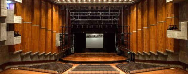 El Queen Elizabeth Hall es un espacio escénico londinense que acaba de ser reformado por los arquitectos del Feilden Clegg Bradley Studios (FCBStudios). Fue inaugurado en 1967 por la Reina de Inglaterra.