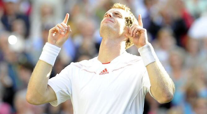 El británico Andy Murray celebra su victoria contra el francés Jo-Wilfred Tsonga durante el partido de semifinales de Wimbledon disputado en el club de tenis &#039;All England Lawn&#039; de Londres, Reino Unido, el viernes 6 de julio de 2012.