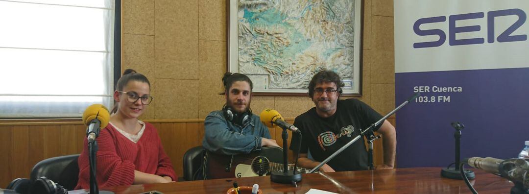 Sonia y Javi, de Fizzy Soup, en el estudio de SER Cuenca con Paco Auñón, director del programa Hoy por Hoy Cuenca.