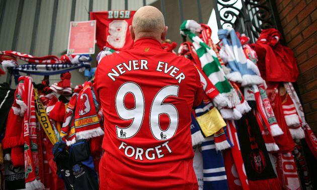 Un aficionado del Liverpool pide justicia para los fallecidos en la tragedia de Hillsborough.