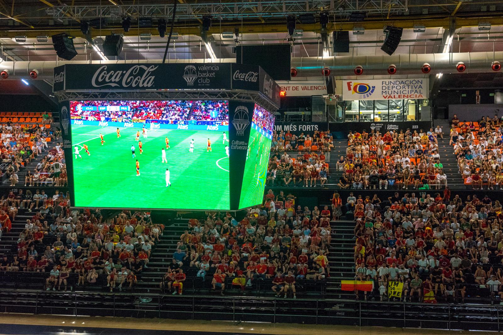 Miles de aficionados acudieron este martes a La Fonteta en València a ver la semifinal de la Eurocopa.