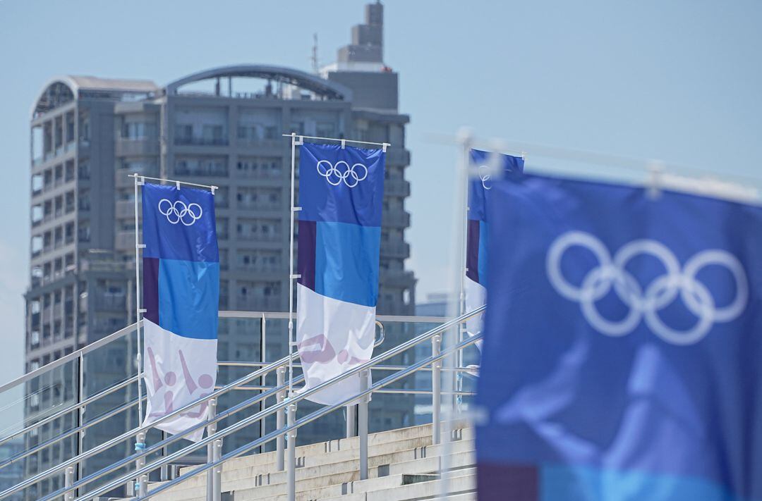 19 July 2021, Japan, Tokyo: Flags with the Olympic rings are seen in front of a building in Tokyo. Tokyo 2020 Olympic Games will be held from 23 July to 8 August 2021. Photo: Michael Kappele dpa