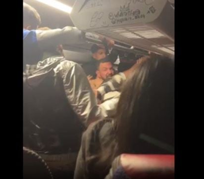 Un momento de la pelea en una guagua de transporte público de Lanzarote.