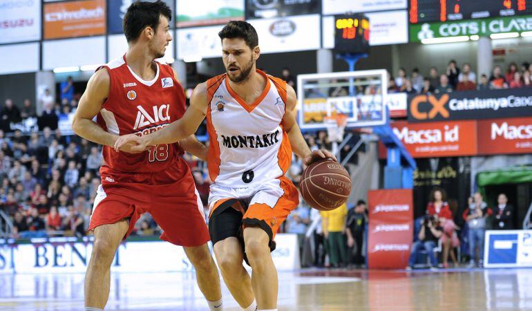 El base del Montakit Fuenlabrada Ricardo Uriz (d), intenta superar al base del ICL Manresa, Lluis Costa, en partido correspondiente a la vigésima primera jornada de liga ACB