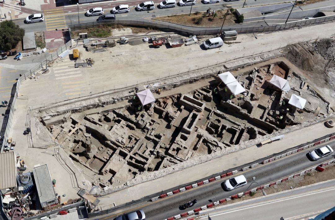 Arqueólogos avanzan en el entorno de la obra final del Metro de Málaga. Tras poco más de dos meses de trabajos en el tajo de la Avenida de Andalucía, la ocupación de la excavación se agranda, sacando a la luz nuevas evidencias de la Málaga musulmana del s