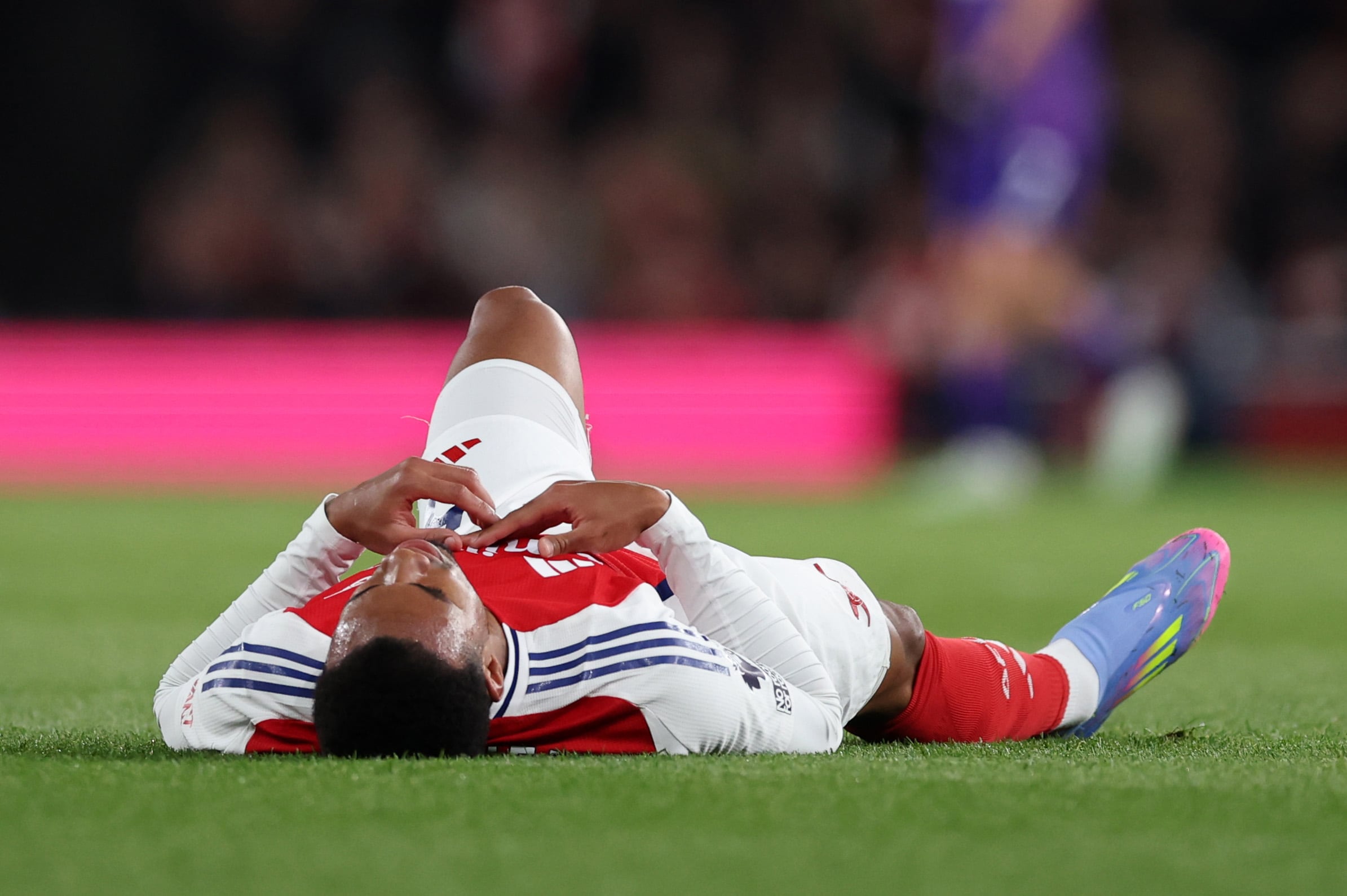 Gabriel Magalhaes, en el suelo tras sufrir una lesión en los isquiotibiales
