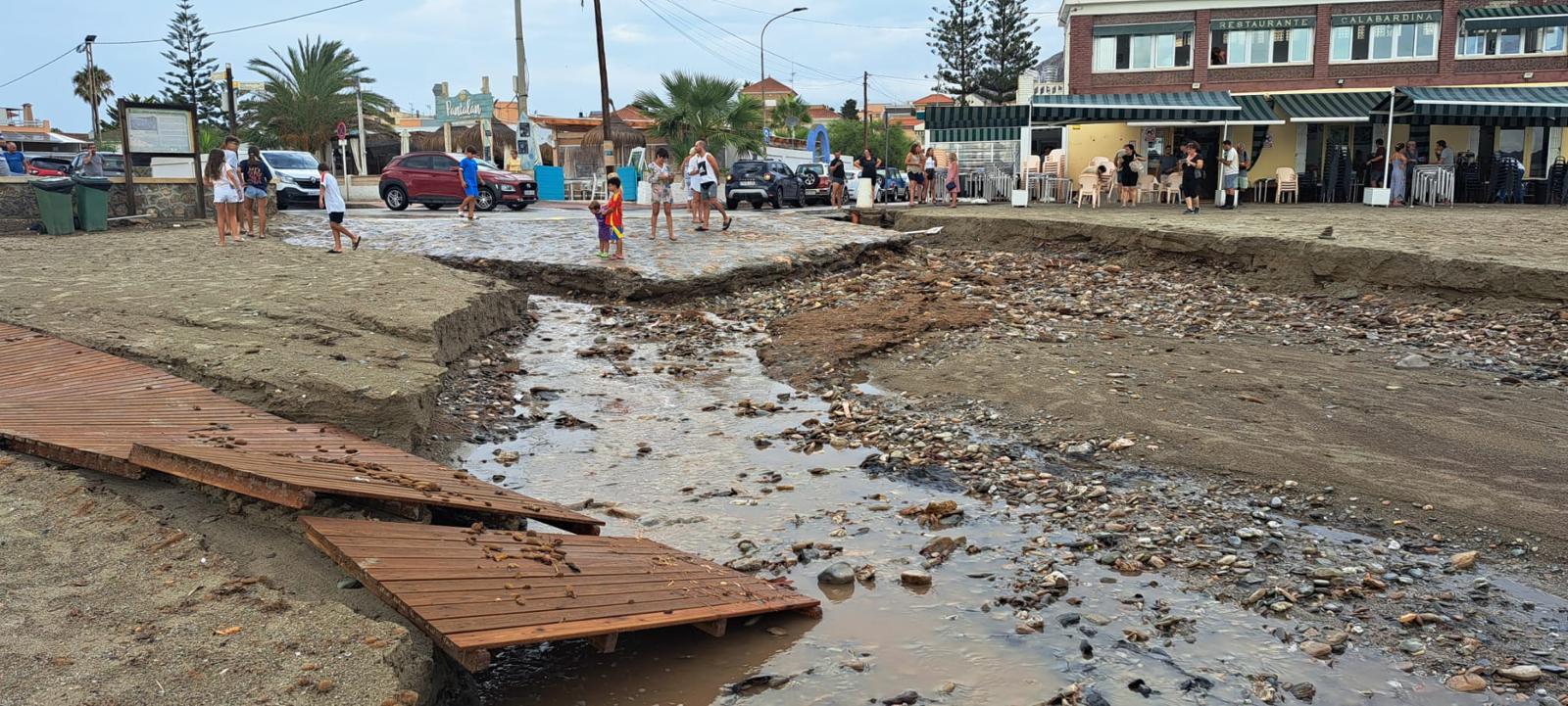 Daños causados por la DANA en la playa de Calabardina