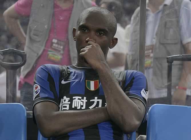 Samuel Eto'o, con gesto serio en el banquillo