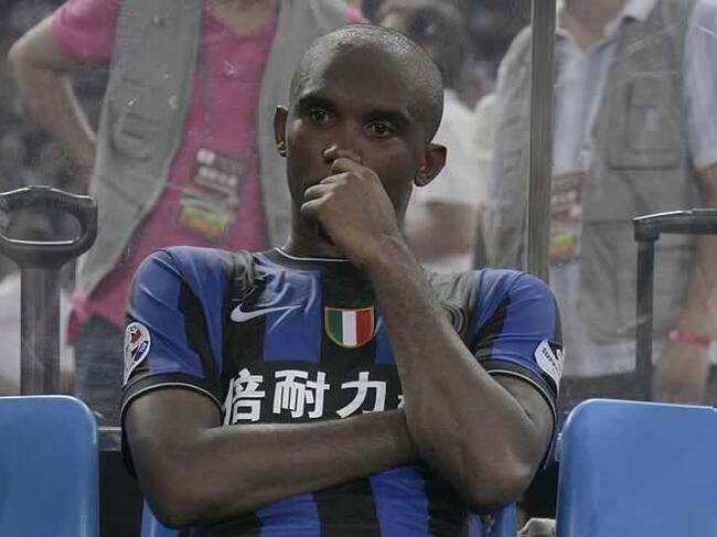 Samuel Eto'o, con gesto serio en el banquillo