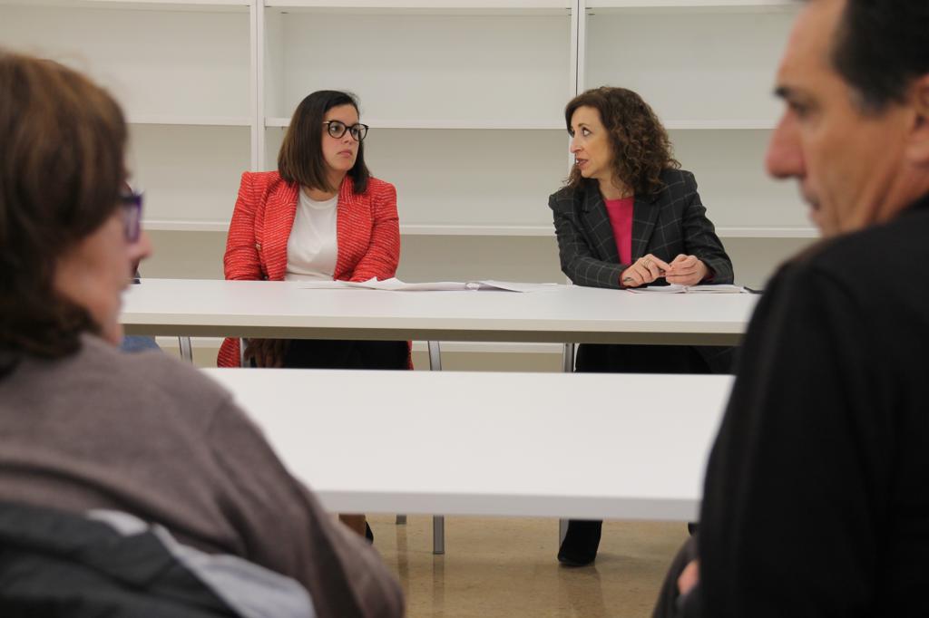 Sandra Gómez y Maite Ibáñez se reúnen con vecinos de la Malva-rosa