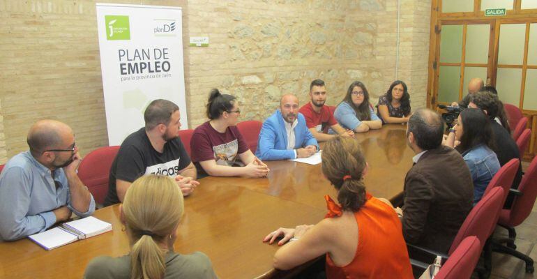 El diputado de Empleo, Manuel Hueso, con los alumnos que han participado en las prácticas.