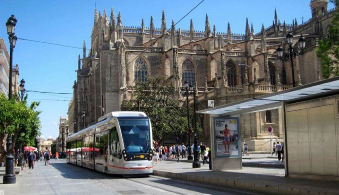 Imagen del Metrocentro a su paso por la Avenida de la Constitución