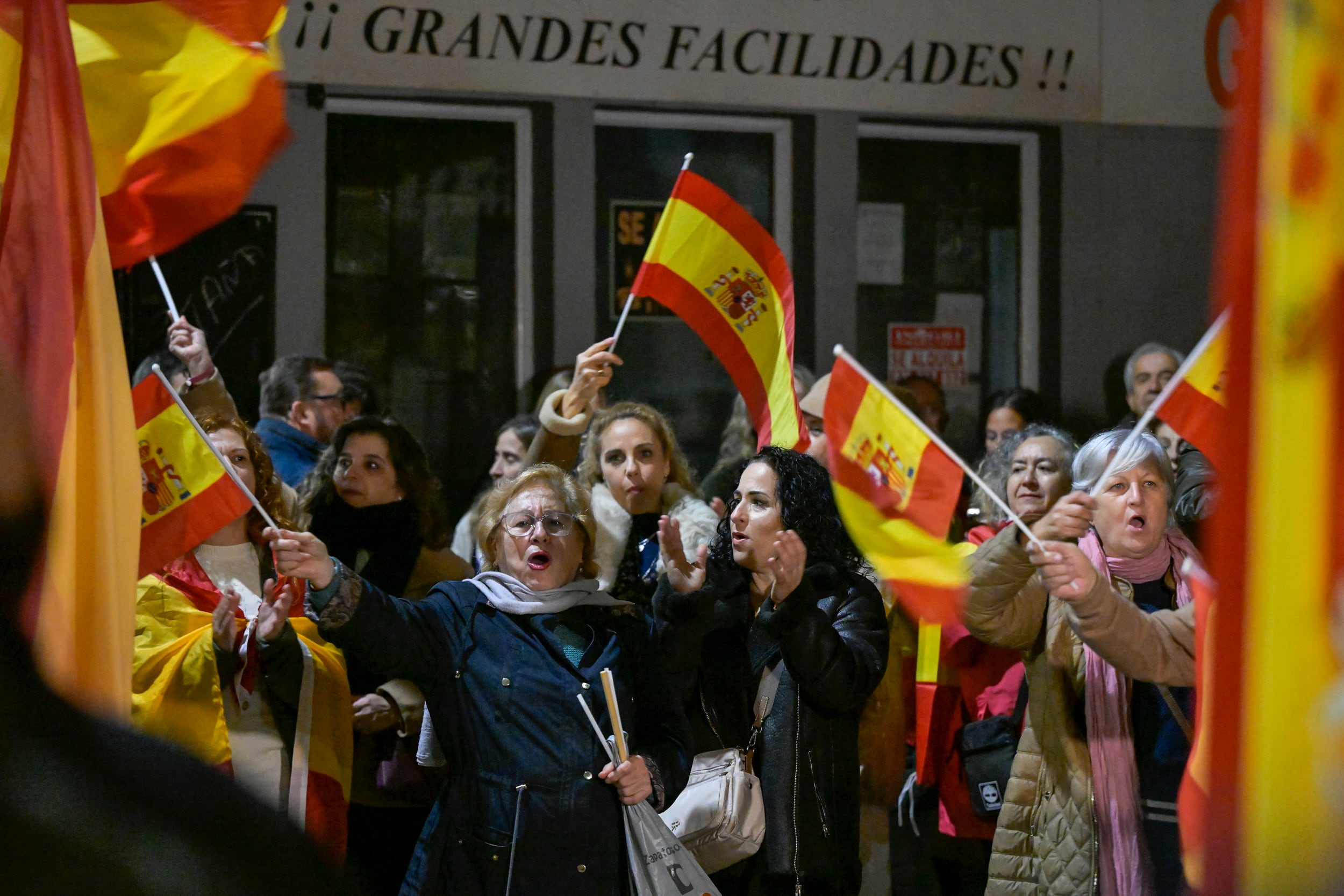 Decenas de personas han participado este martes en una concentración contra la amnistía ante la sede local del PSOE de Ciudad Real. EFE/Jesús Monroy