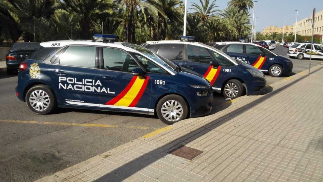Coches de la Policía Nacional estacionados en Comisaría.
