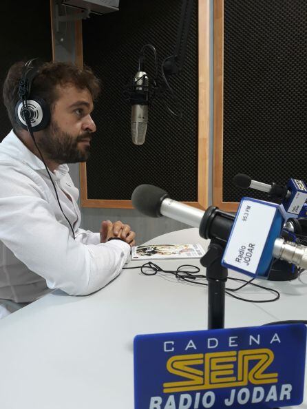 Momento de la entrevista con el alcalde de Bedmar, en nuestros estudios