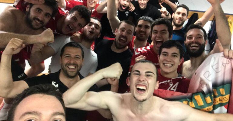 Los jugadores del Balonmano Alcobendas celebran el ascenso a Asobal