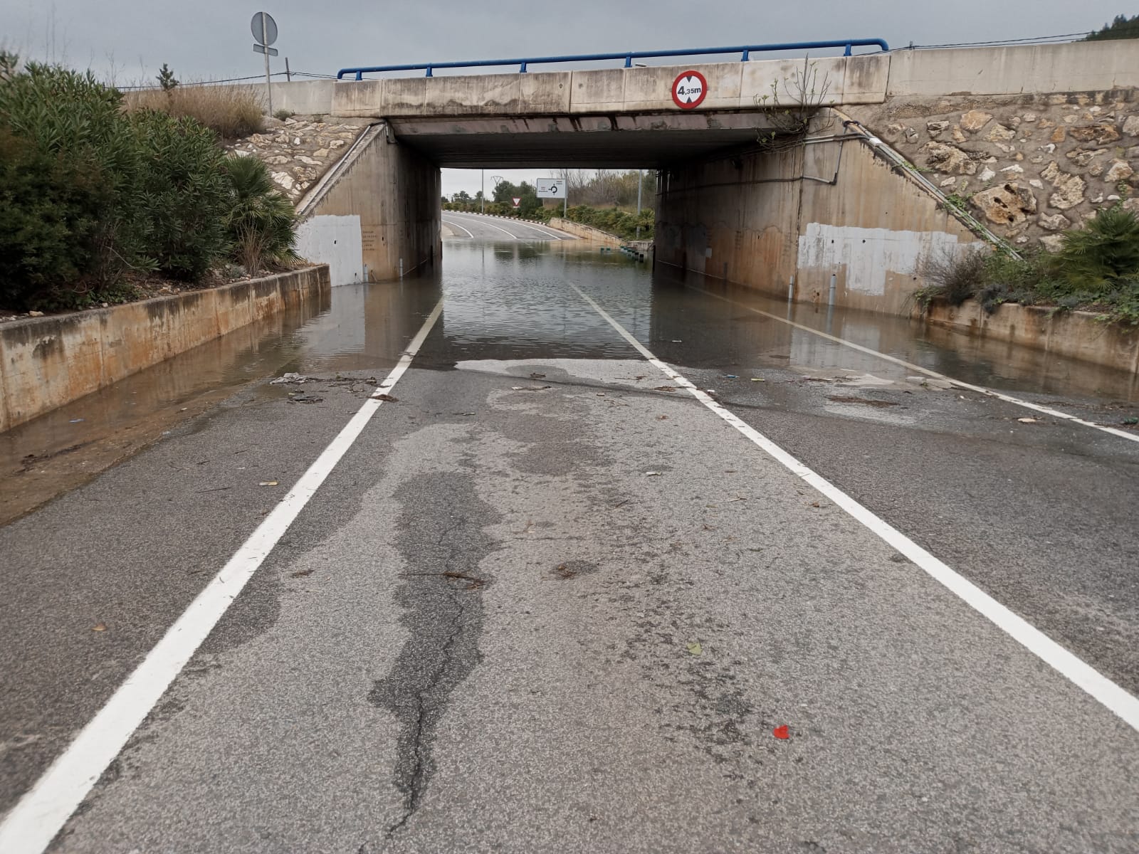 Paso inferior de la carretera inundado.