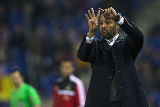 GRA280. CORNELLÁ. 13/01/2015.- El entrenador del Valencia, el portugués Nuno Espírito Santo, durante el partido ante el RCD Espanyol de vuelta de los octavos de final de la Copa del Rey que se disputa esta noche en el estadio Power 8, en Cornellá-El Prat. EFE/Alejandro García