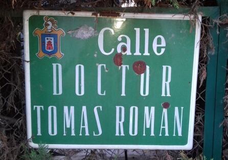 Solicitan que se renueve la placa existente en la céntrica calle a la que da nombre en la localidad de Mogón, donde además figure una referencia a su persona.