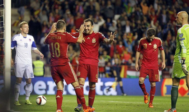 Alcácer celebra su primer gol, segundo del equipo, con Jordi Alba